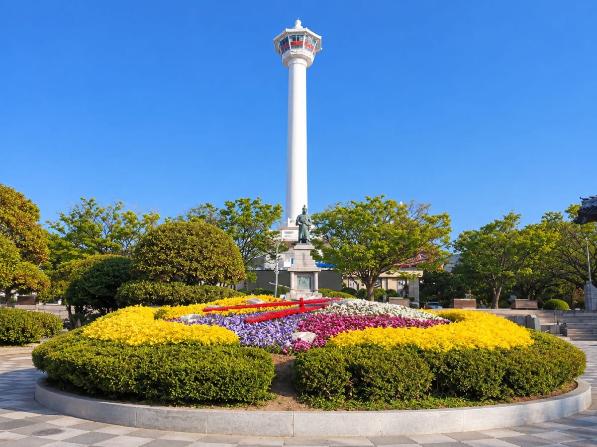 꽃밭 너머로 솟은 용두산공원의 부산타워