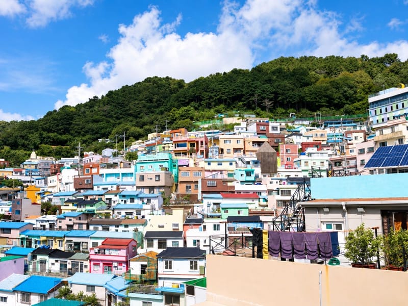 산비탈을 따라 색색의 집이 이어지는 감천문화마을