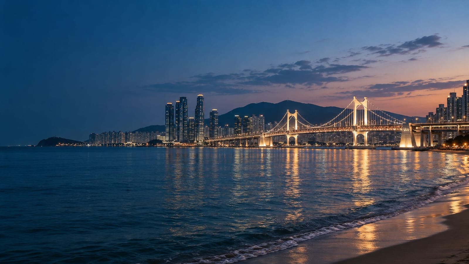 저녁 바다 너머 광안대교와 부산의 도시 풍경