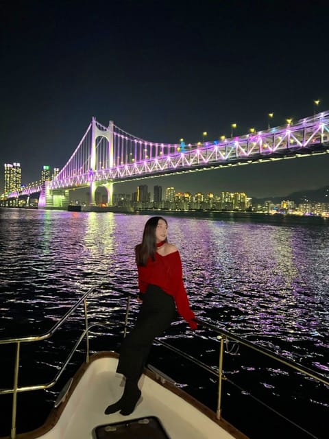 조명이 켜진 광안대교를 배경으로 한 밤의 요트